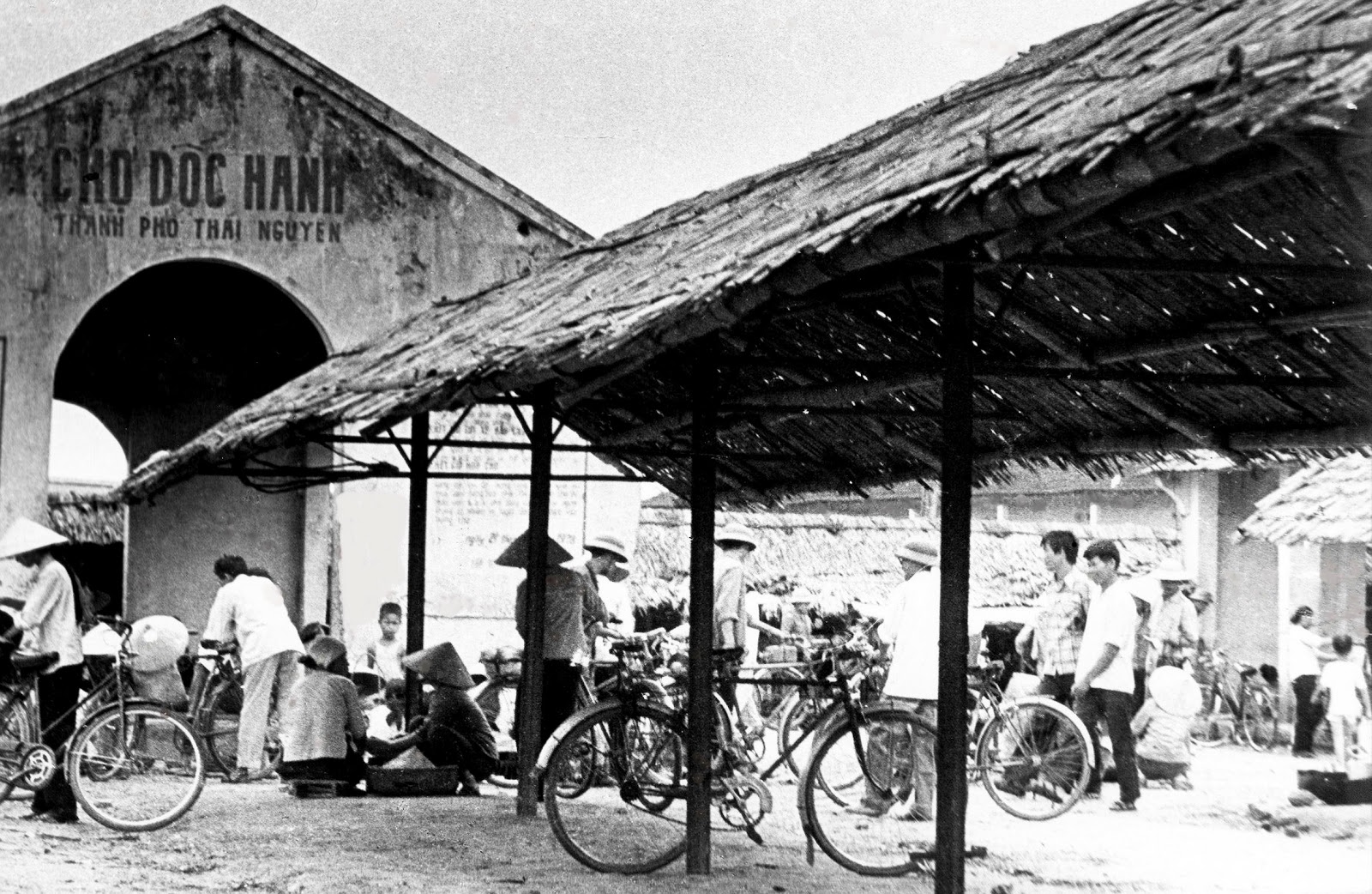 Những phiên chợ giữa lòng thành phố